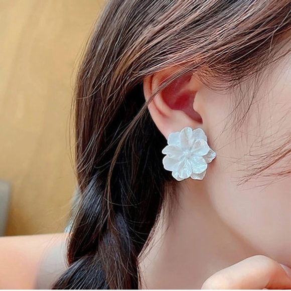 Elegant Silver Floral Earrings - Picture 5 of 6